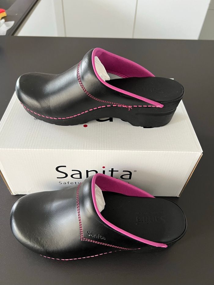 Sabot sanita noir mat brodure rose 37 - photo numéro 2