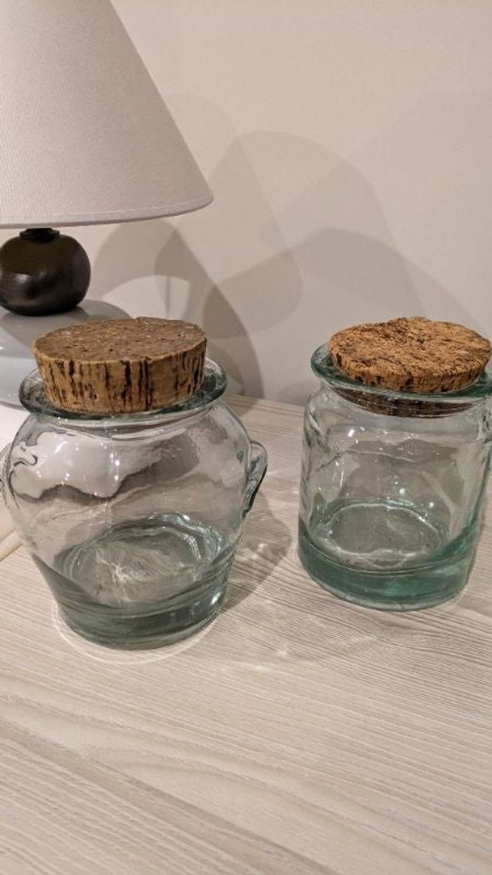 2 gros pots en verre contenant
