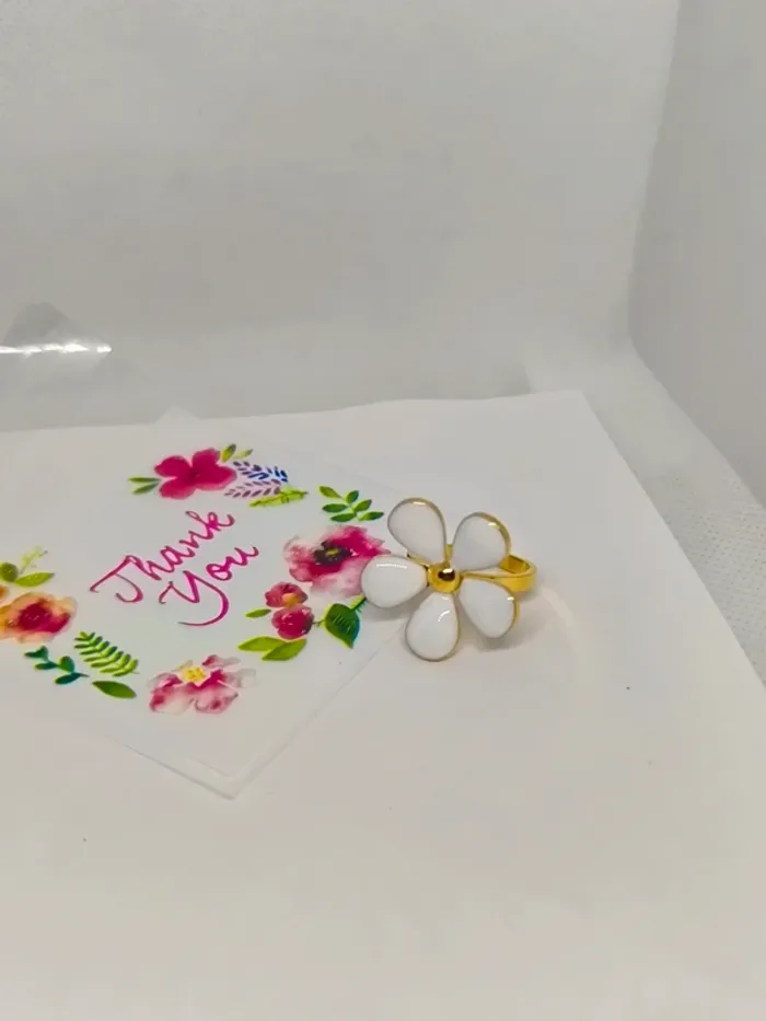 Bague dorée avec fleur blanche nacrée - photo numéro 9