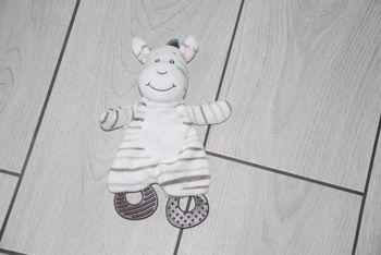 Doudou plat Zèbre blanc gris Anneau de dentitin ZDT Action