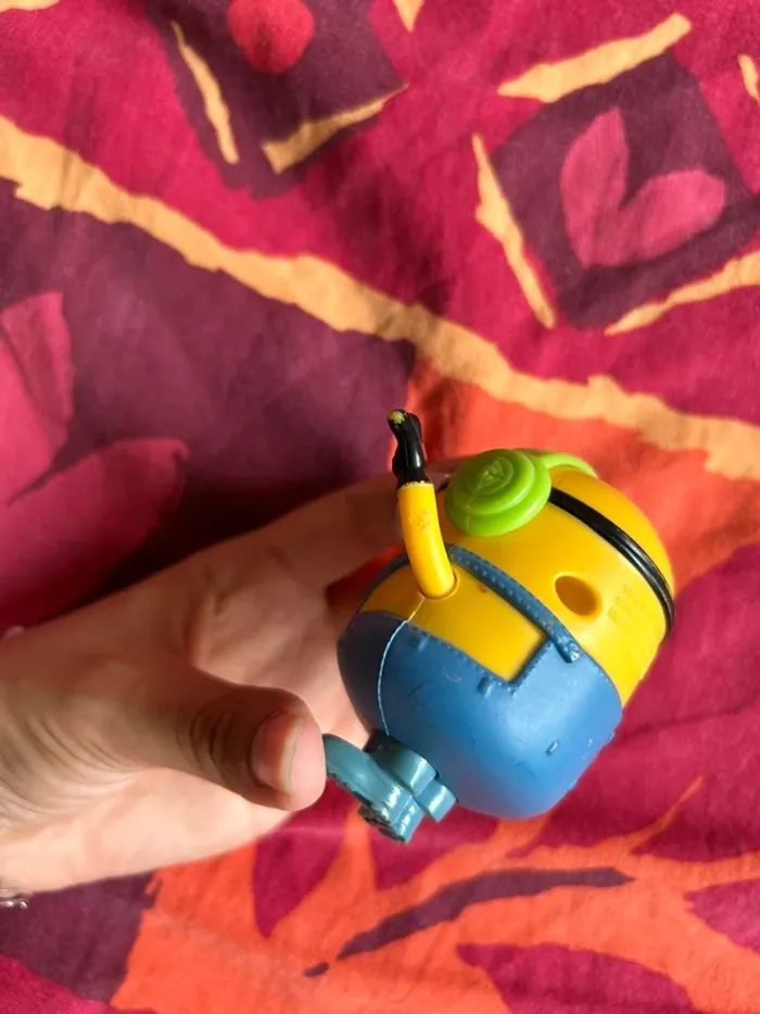 Minion qui bouge les bras - photo numéro 3