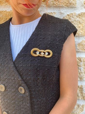 Jolie broche de couleur doré avec 3 petits diamants fantaisie