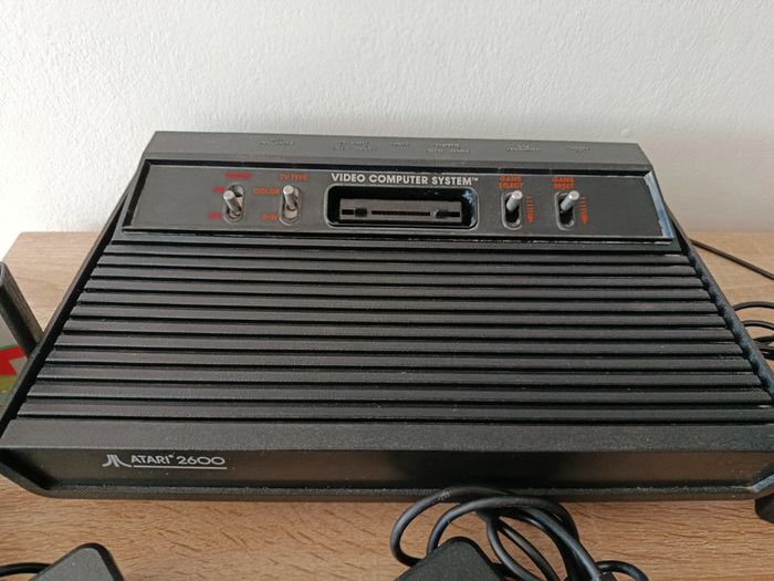 Console vintage Atari 2600 avec manettes et jeux - photo numéro 7