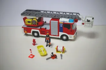 Camion de pompier Playmobil avec grande échelle