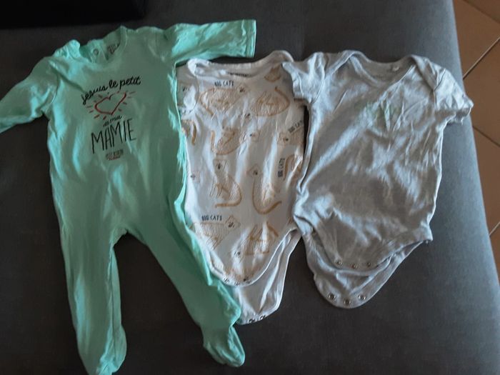 Lot vêtements bb garçon 12mois - photo numéro 2