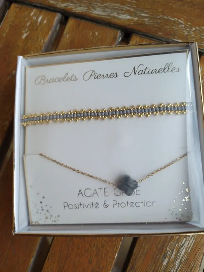 Lot de bracelets dorés en pierres naturelles