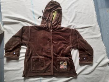 Veste épaisse marron à capuche avec 2 poches et motif de 2 petites fleurs bleues aux manches