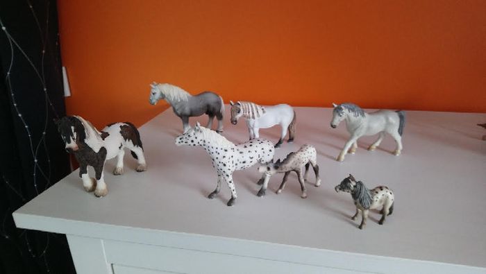 lot de 13 chevaux en résine - photo numéro 2