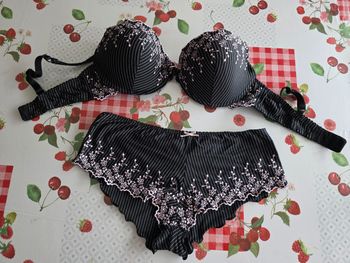 ENSEMBLE SOUTIEN-GORGE ET BOXERS SHORTY NOIR/ROSE TAILLE 38/40  95C LE SHORTY MARQUE C&A
