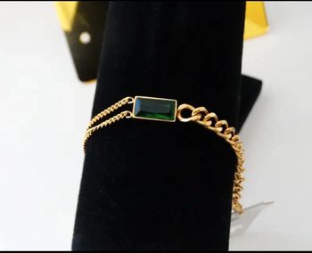 Bracelet en chaîne et pierre verte