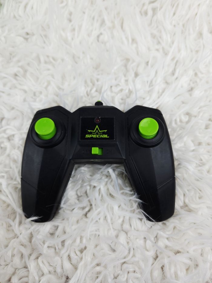 Voiture RC de Cascade 360 ° tournant télécommandé avec lumières led 🎅 - photo numéro 3