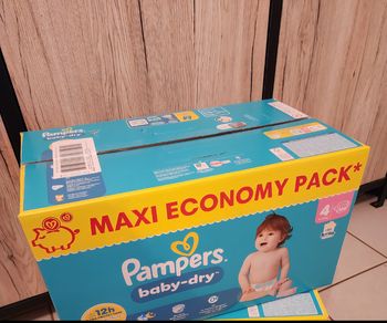 Carton couches pampers taille 4 neuf 