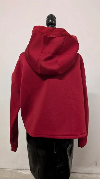 Sudadera Guess Neopreno roja con logo plateado, capucha y cordones estampados