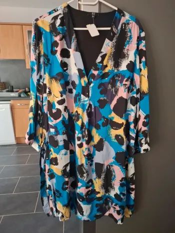 Robe colorée avec ceinture