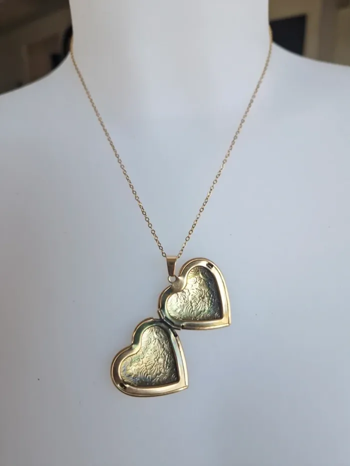 Collier fantaisie doré pendentif médaillon coeur légèrement gravé - photo numéro 2