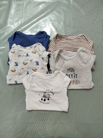 Bodies 3 mois - Tape à l'oeil -Très bon état