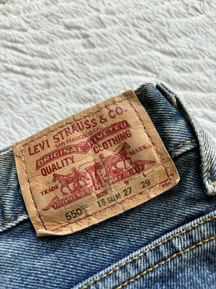 Jean Levi’s 550 femme Relaxed Fit Bleu stonewashed délavé Rare modèle US W27 L29 S/36 2000s - photo numéro 2