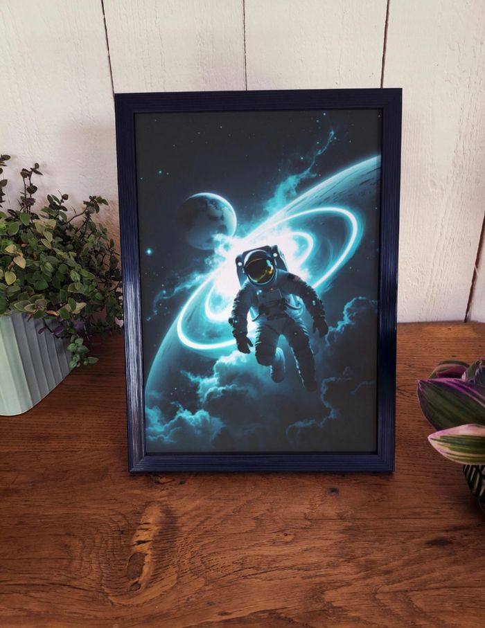 Poster Affiche A4 (21 × 29,7 cm) astronaute néon bleu – Déco murale