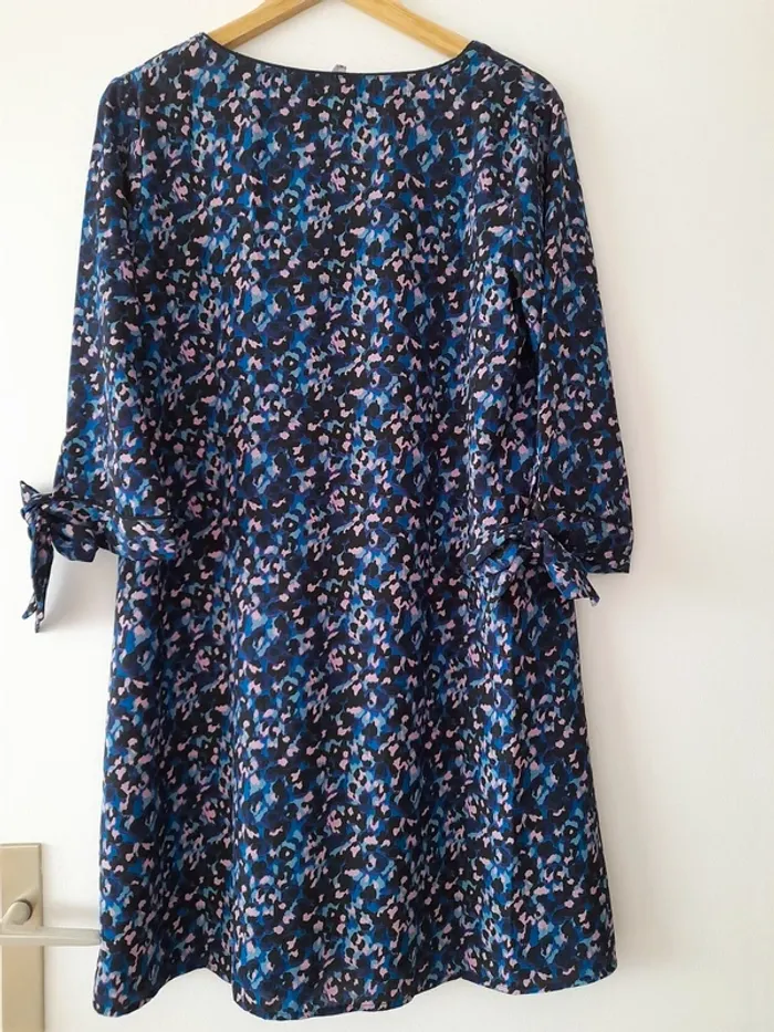 Robe forme évasée et joli décolleté neuve - photo numéro 4