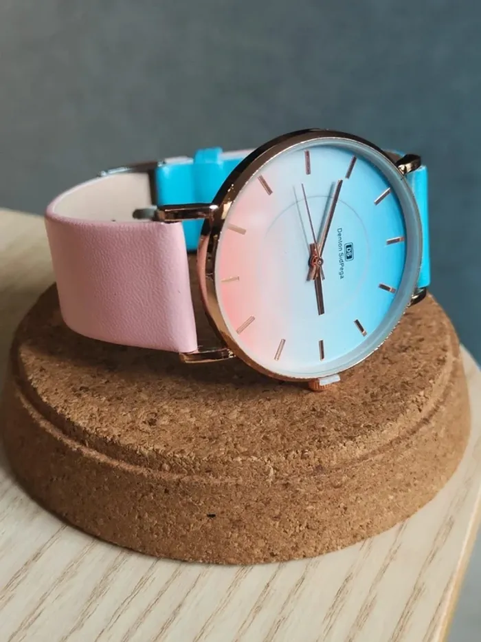 Montre bicolore rose et bleue, minimaliste