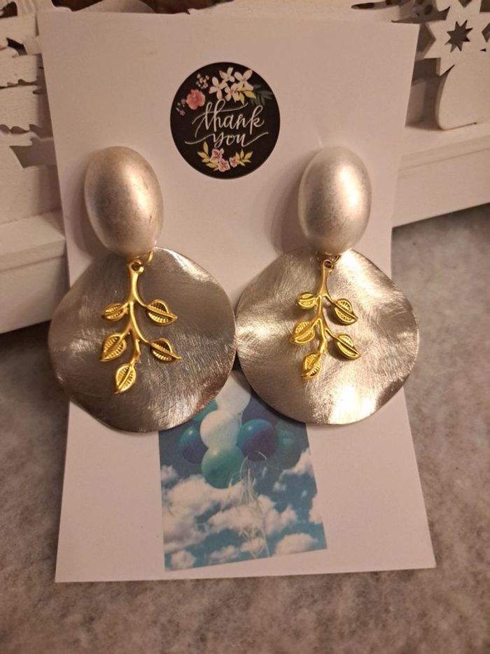 Boucles d'oreilles pendante grise et doré - photo numéro 5