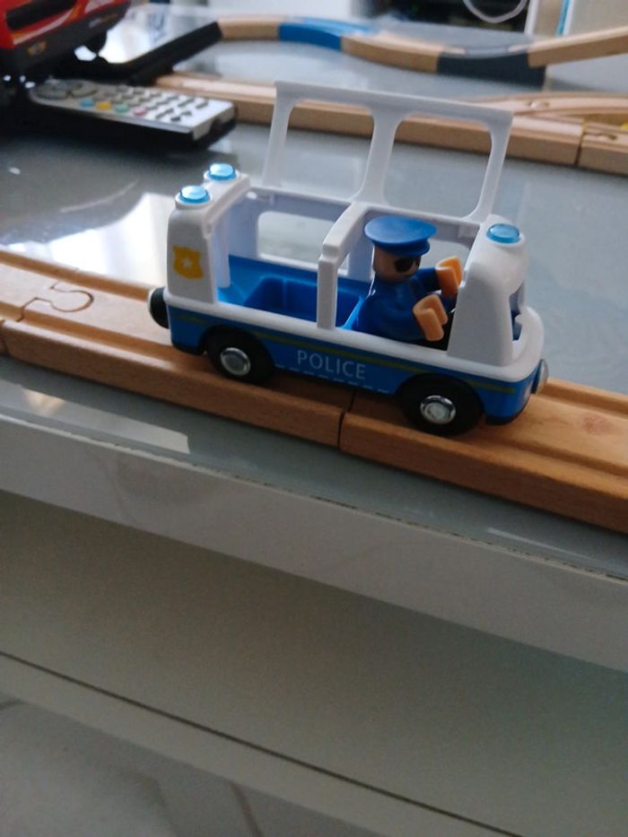 Véhicule de police 🚔 - photo numéro 2