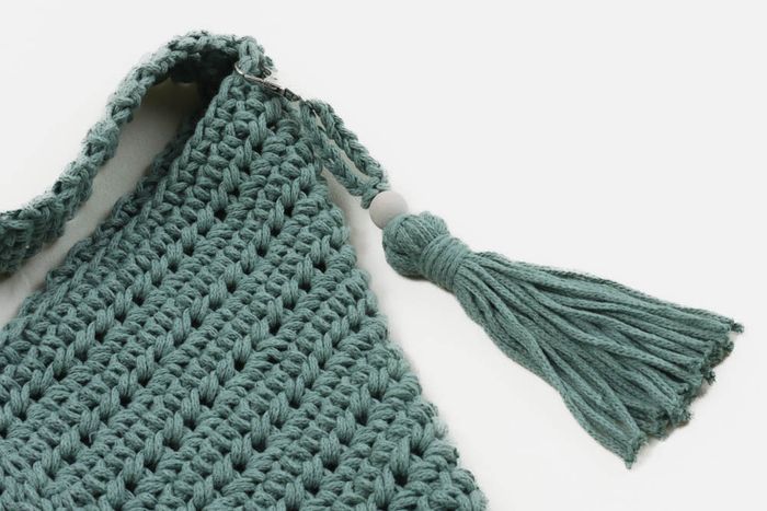 sac bandoulière avec pompon amovible au crochet fait main - photo numéro 4