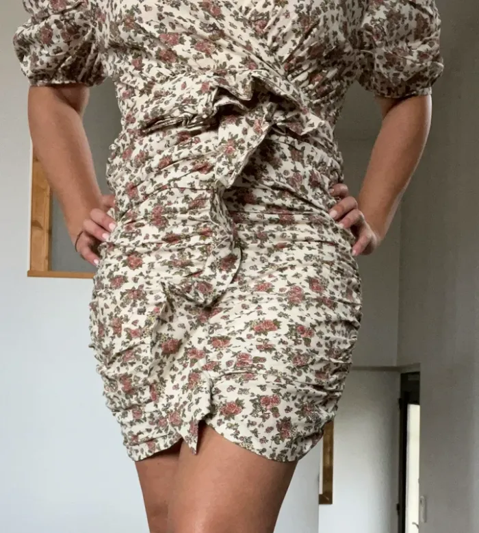 Robe beige à fleurs moulante sexy - photo numéro 3