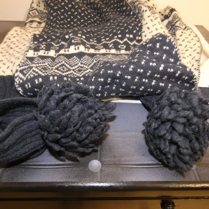 Écharpe en laine bleue et blanche à pompons neuve - photo numéro 2