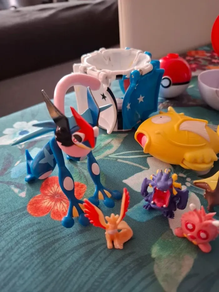 Magnifique lot de pokeball avec figurine - photo numéro 2
