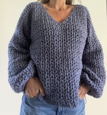 pull col V Bleu jean fait main