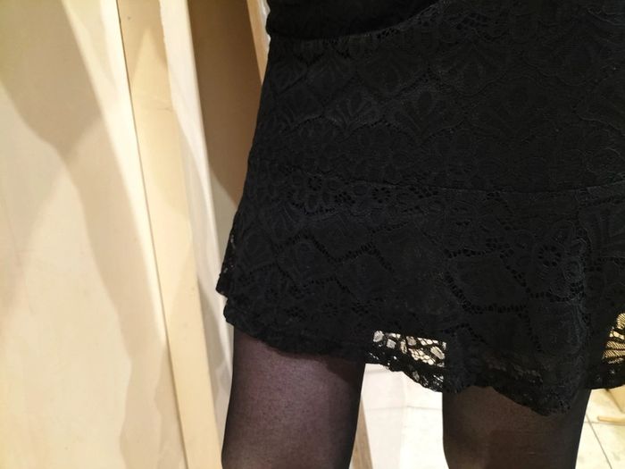 Robe en dentelle noire, partiellement ajourée - photo numéro 6