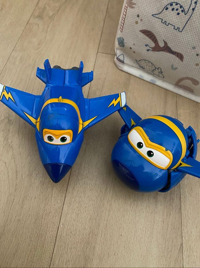 Lot de deux personnages super wings