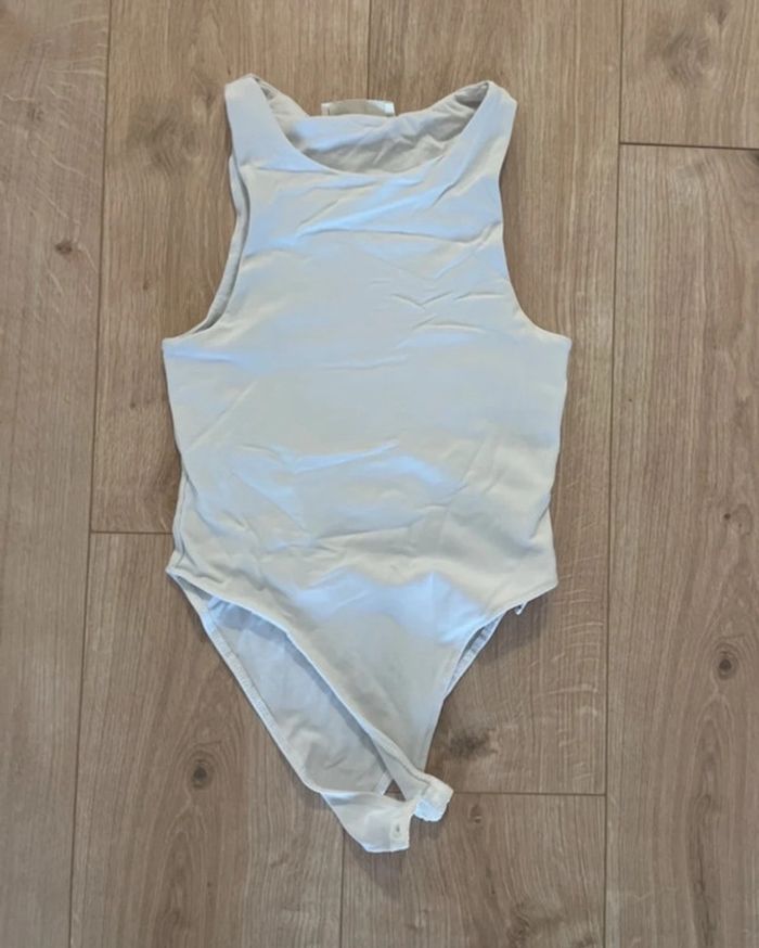 body blanc doublé taille S pull and bear