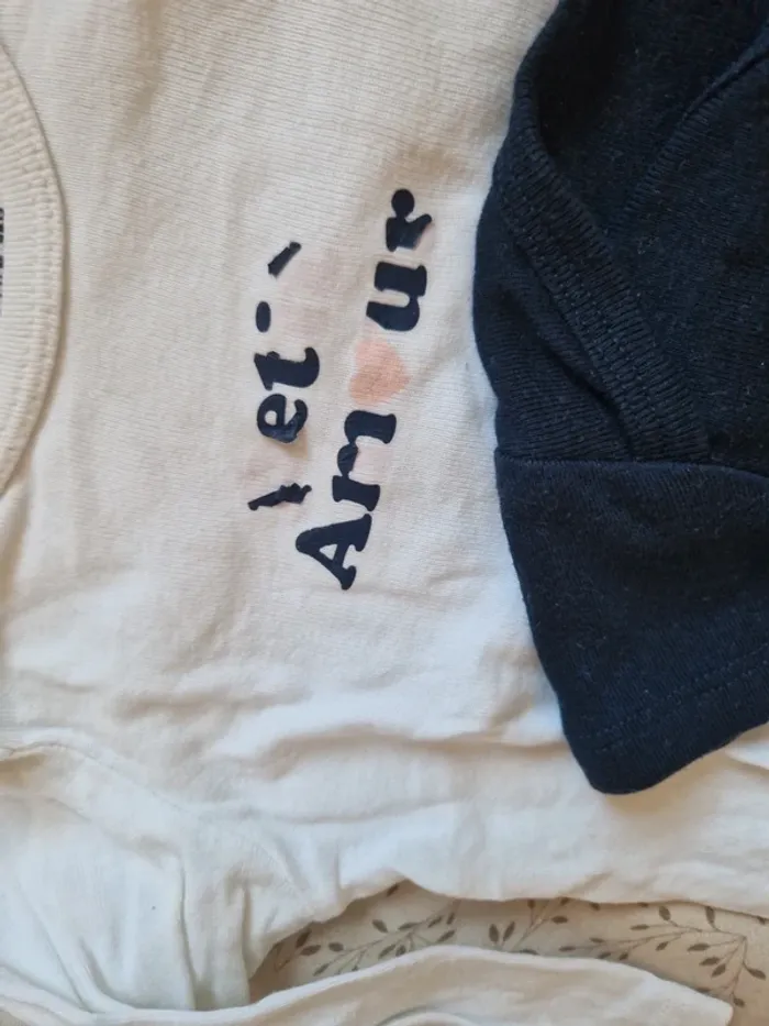 Lot 2 bodies 9 mois kiabi - photo numéro 4