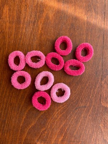 Lot d’élastiques pour cheveux.