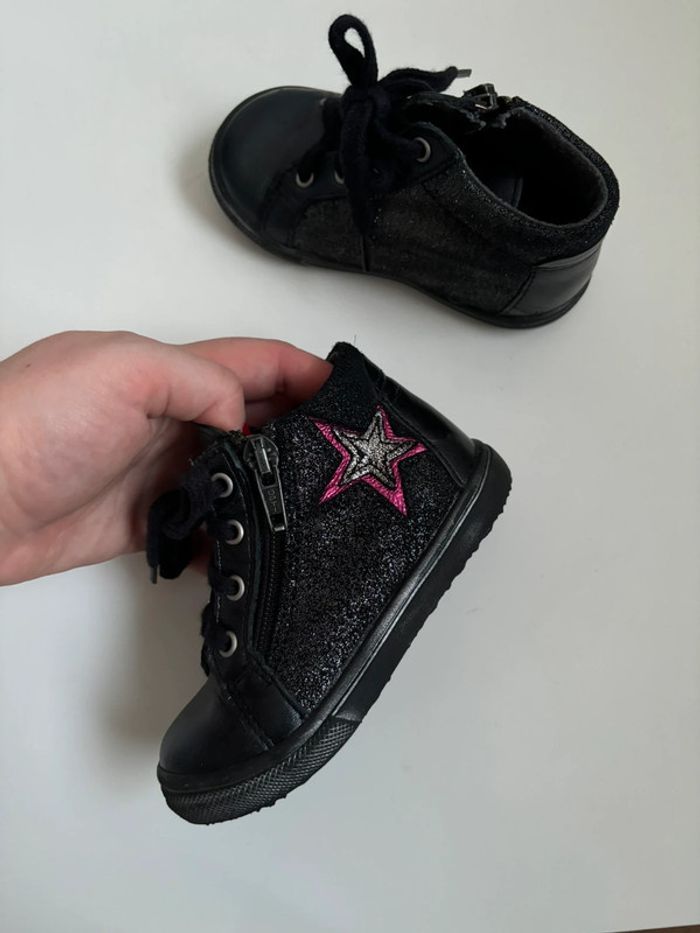Chaussures montantes pointure 22 - photo numéro 2