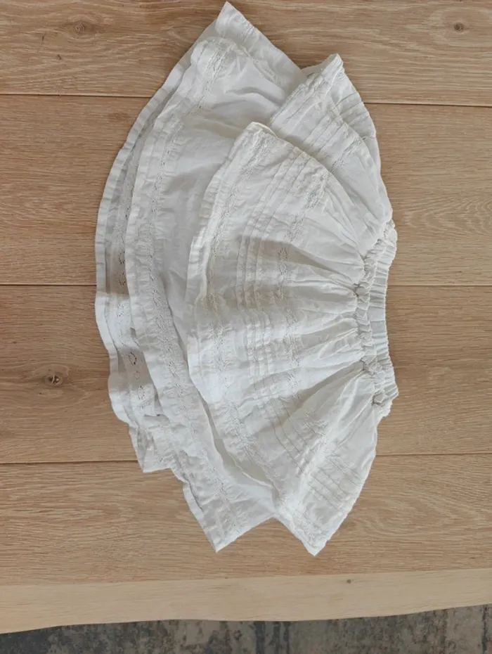 Jolie jupe blanche à volant tape à l'oeil - photo numéro 4