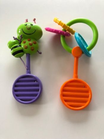 Lot de 2 hochets : abeille et anneaux