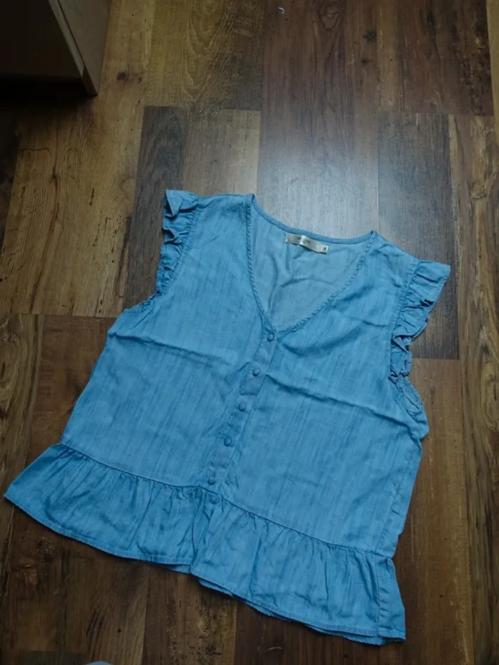 Blouse couleur jean à volants - photo numéro 2