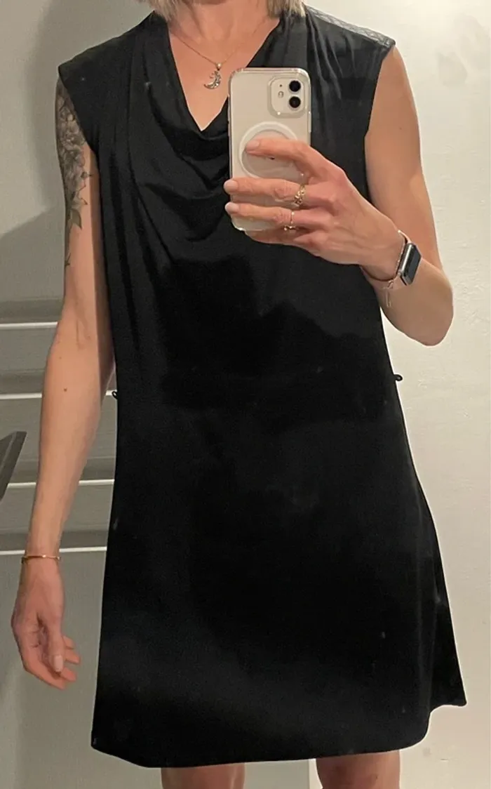 Jolie robe noir fluide taille 38/40