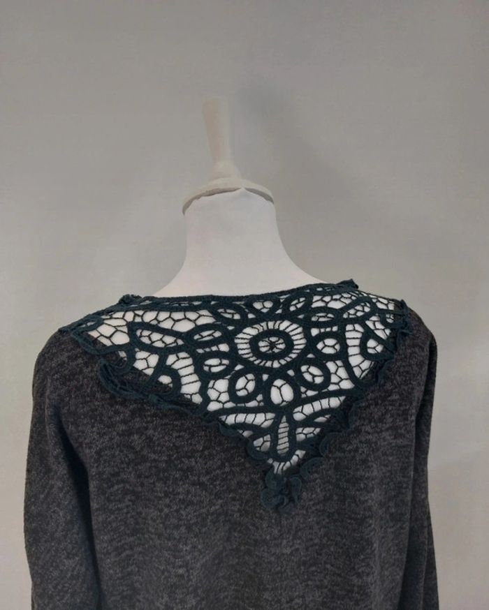 Pull gris avec broderies dans le dos femme taille M - photo numéro 5