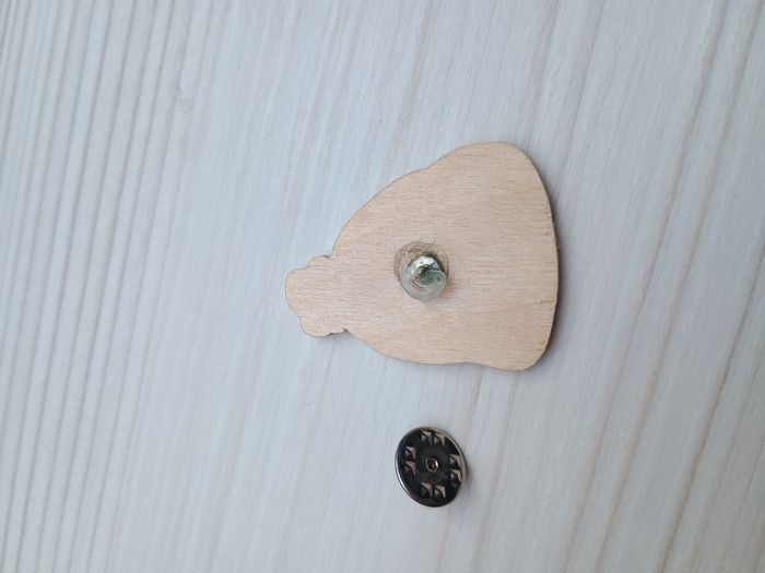 Pin's en bois bonnet d'hiver - photo numéro 4