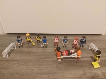 Lot playmobil fooball avec gardien et infimier
