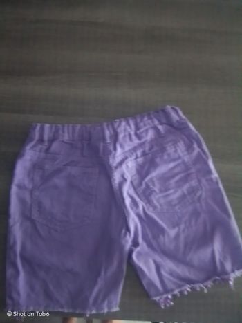 Chort violet inprimer licorne sur le côté