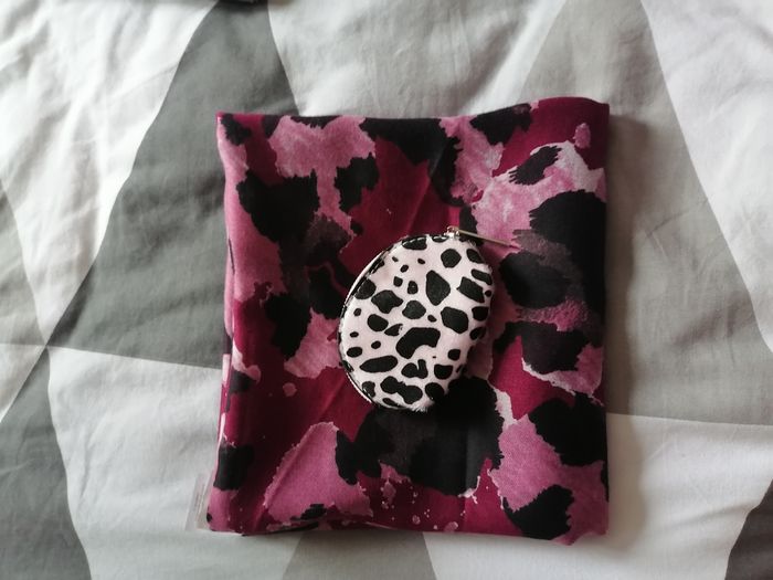 Coffret élégant : foulard aux imprimés colorés + porte-monnaie effet animalier - NEUF - La City - photo numéro 4