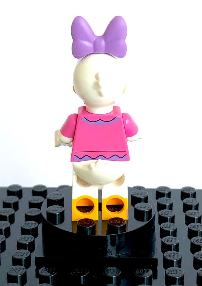 LEGO Disney - Daisy Duck, dark pink top - photo numéro 4