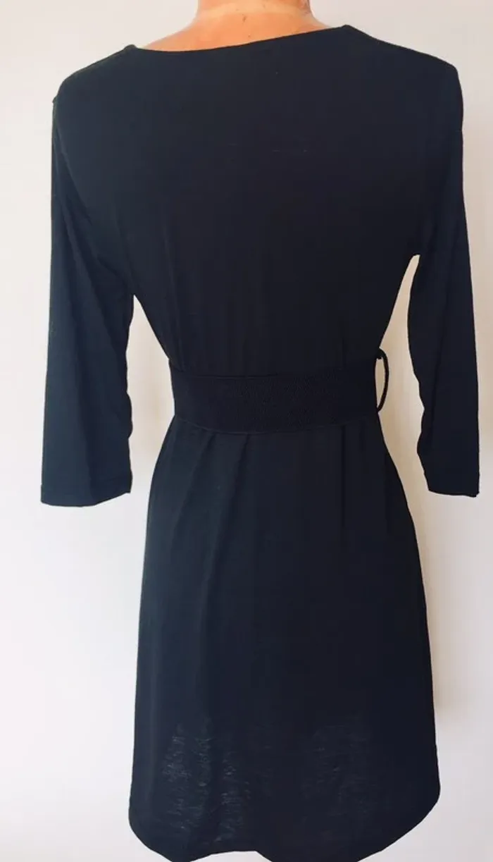 Petite robe noire ceinturée - photo numéro 2