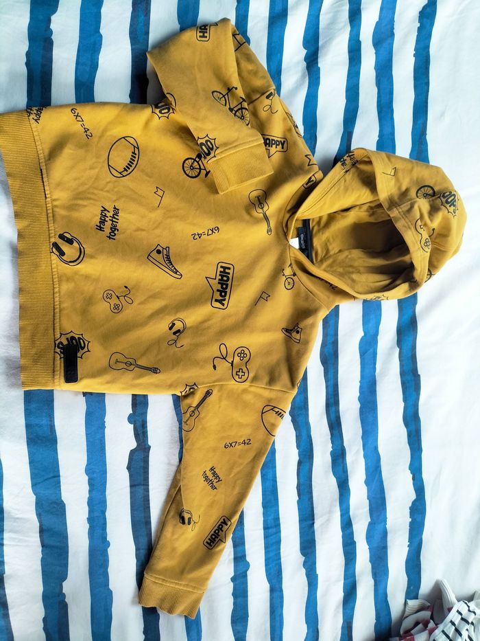 Sweat moutarde, motifs noirs