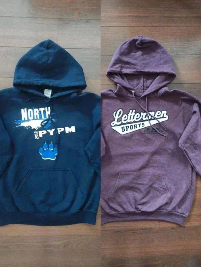 Lot de deux sweat shirt à capuche, vintage/université américaine, taille M